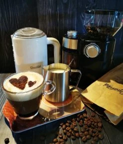 Qualitá® Melkkan Met Art Pen - Barista Melkkannetje - 350 ML - Melkopschuimkannen 13 Qualitá® Melkkan Met Art Pen - Barista Melkkannetje - 350 ML - Melkopschuimkannen -Skimask 1023x1200 2