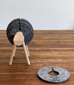 O.N. Der Zetter - Onderzetters Voor Glazen - Houten Rendier XL Met 12 Vilten Onderzetters - Groot - Rond - Donkergrijs - Bruin - Decoratie - Hittebestendig - Housewarming - Afscheid - Kado - Verjaardag - Man - Vrouw - Pasen Cadeau Feest Uniek 25 Euro 22 O.N. Der Zetter - Onderzetters Voor Glazen - Houten Rendier XL Met 12 Vilten Onderzetters - Groot - Rond - Donkergrijs - Bruin - Decoratie - Hittebestendig - Housewarming - Afscheid - Kado - Verjaardag - Man - Vrouw - Pasen Cadeau Feest Uniek 25 Euro -Skimask 1050x1200 5