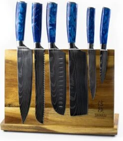 Shinrai Japan - Messenset Met Blok – 6 Delig – Messensetblok – Mes – Koksmes - Japanse Damascus Print Sapphire - Met Luxe Geschenkdoos -Skimask 1052x1200