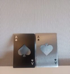 2 Stuks - Openers - LKKRT - Opener - Opener Pokerkaart - Openers Pokerkaarten - Schoppen Aas - Metalen Openers - Bieropeners - Bier Openers - Bieropeners Kaart - Flessenopeners - Flessen Openers - Flessenopeners Kaart