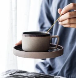 House Of Husk® Keramieke Kop En Schotel Set - Koffiekopjes - Theemokken - Koffiemokken - 250 Ml - Bruin Aardewerk -Skimask 1161x1200 10