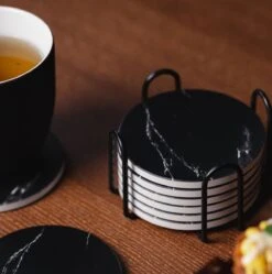 Sincer Keramische Onderzetters Voor Glazen Met Houder – Set Van 6 Zwarte Keramische/Marmeren Onderleggers –Luxe/Modern Design - Premium Kwaliteit – Kurken Antislip Onderkant – Hittebestendig – Zeer Absorberend – Rond – Duurzaam/Milieuvriendelijk -Skimask 1191x1200 23