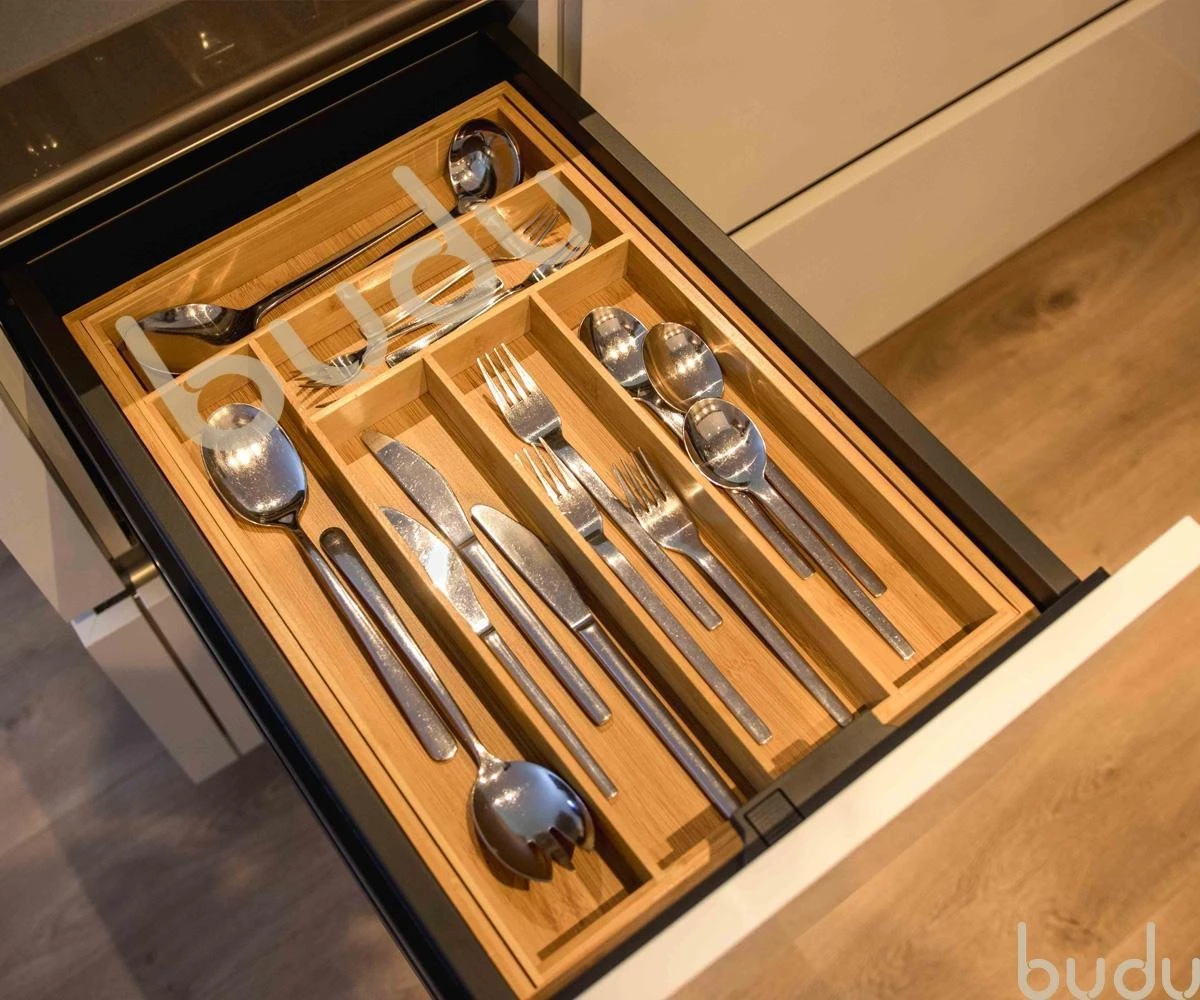 Budu Uitschuifbare Bamboe Bestekbak #45 (45 Cm Diep) - Bestekcassette Hout - Besteklade - 45 X 30,6 - 50 Cm - 6/8 Vakken 9 Budu Uitschuifbare Bamboe Bestekbak #45 (45 Cm Diep) - Bestekcassette Hout - Besteklade - 45 X 30,6 - 50 Cm - 6/8 Vakken - Afbeelding 7