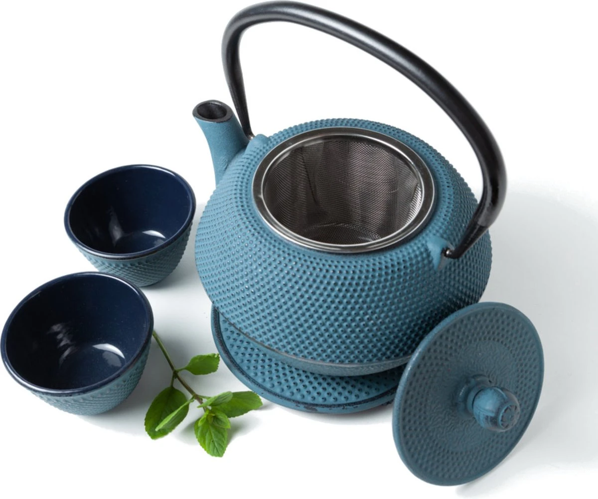 Tealøv THEE SET 1,1 LITER GIETIJZER | COMPLETE SET IN GESCHENKDOOS | Gietijzeren Theepot Met Roestvrijstalen Zeef, Gietijzeren Theekopjes En Onderzetter | In Authentiek Japanse Stijl | Arare Blauw 4 Tealøv THEE SET 1,1 LITER GIETIJZER | COMPLETE SET IN GESCHENKDOOS | Gietijzeren Theepot Met Roestvrijstalen Zeef, Gietijzeren Theekopjes En Onderzetter | In Authentiek Japanse Stijl | Arare Blauw - Afbeelding 2