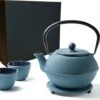 Tealøv THEE SET 1,1 LITER GIETIJZER | COMPLETE SET IN GESCHENKDOOS | Gietijzeren Theepot Met Roestvrijstalen Zeef, Gietijzeren Theekopjes En Onderzetter | In Authentiek Japanse Stijl | Arare Blauw 2 Tealøv THEE SET 1,1 LITER GIETIJZER | COMPLETE SET IN GESCHENKDOOS | Gietijzeren Theepot Met Roestvrijstalen Zeef, Gietijzeren Theekopjes En Onderzetter | In Authentiek Japanse Stijl | Arare Blauw -Skimask 1200x1005 11