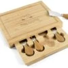 Kaasmesjes Set Met Gegraveerde Houten Snijplank - Breed Mes, Dun Mes, Vork En Puntig Mes - Het Perfecte Cadeau Voor Een Kaasliefhebber - Brie, Camembert, Morbier En Oude Kaas Nu Nóg Lekkerder Met Deze Kaas-set 1 Kaasmesjes Set Met Gegraveerde Houten Snijplank - Breed Mes, Dun Mes, Vork En Puntig Mes - Het Perfecte Cadeau Voor Een Kaasliefhebber - Brie, Camembert, Morbier En Oude Kaas Nu Nóg Lekkerder Met Deze Kaas-set -Skimask 1200x1016 9
