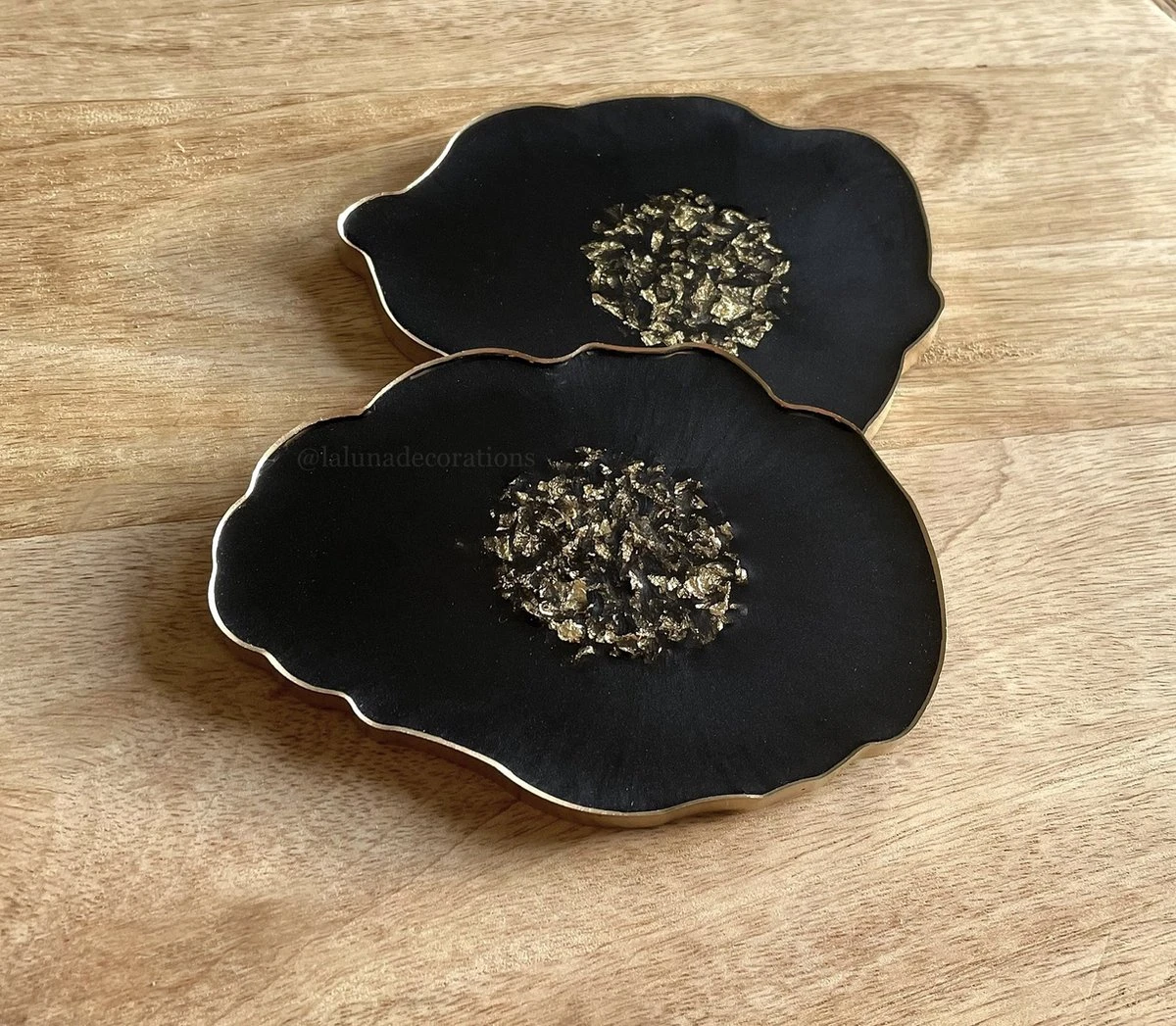 Luxe Epoxy Onderzetters Zwart/ Goud Met Gouden Rand - Handgemaakt - Uniek - Resin Art 4 Luxe Epoxy Onderzetters Zwart/ Goud Met Gouden Rand - Handgemaakt - Uniek - Resin Art - Afbeelding 2