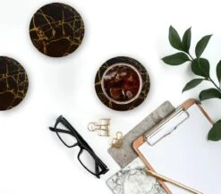 Castagnola Lederen Onderzetters Met Houder – Onderzetters Voor Glazen – Onderzetters Design – Onderzettersset – Drink Onderzetters – Leder – Leren Onderzetters – Set Van 6 – Zwart/Goud 13 Castagnola Lederen Onderzetters Met Houder – Onderzetters Voor Glazen – Onderzetters Design – Onderzettersset – Drink Onderzetters – Leder – Leren Onderzetters – Set Van 6 – Zwart/Goud -Skimask 1200x1052 6