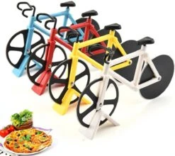 HMerch™ Pizzasnijder Fiets - Rood - Pizzaroller - Racefiets - Pizza Snijder / Mes - Kerstcadeau / Sinterklaascadeau -Skimask 1200x1068