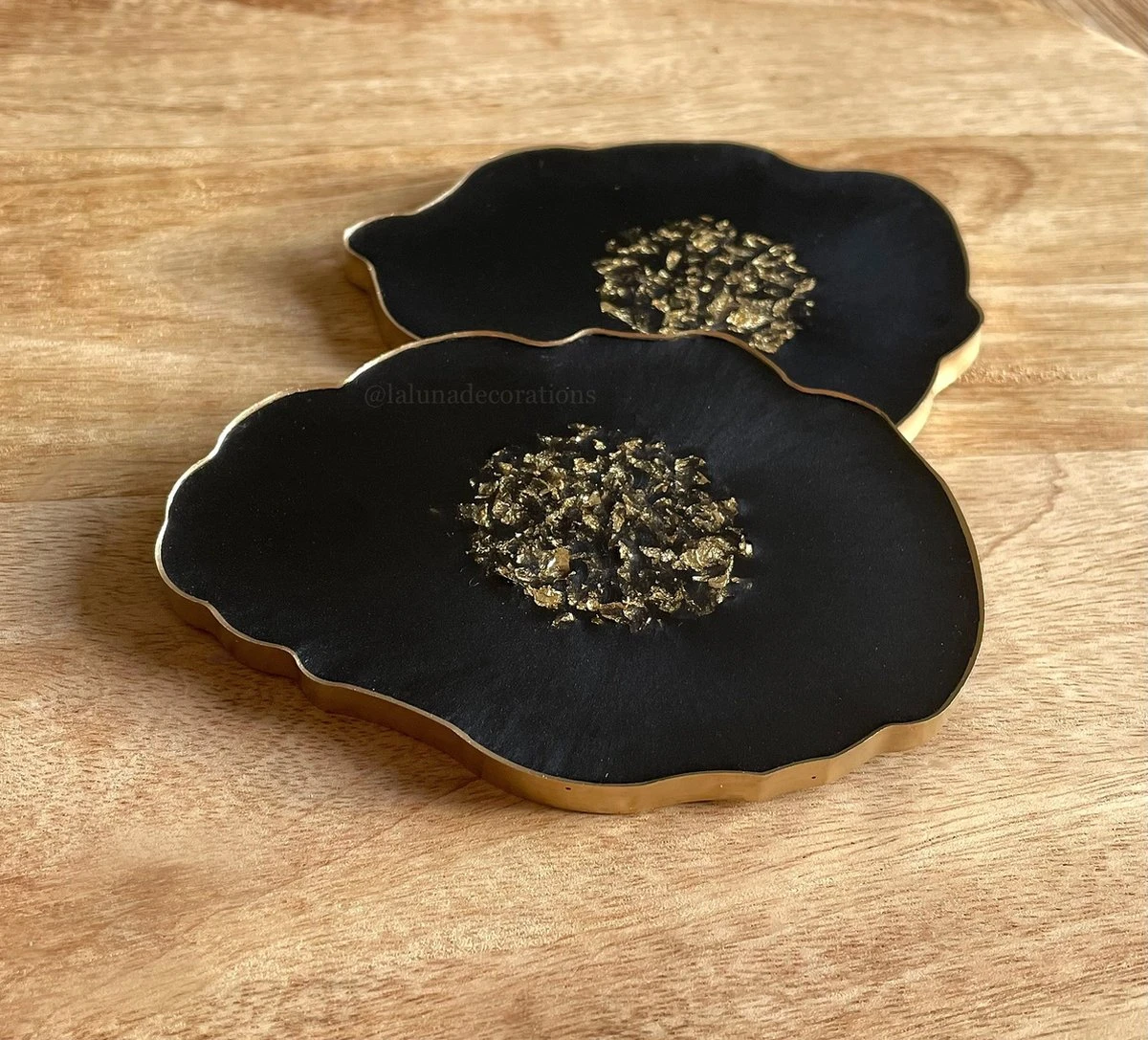 Luxe Epoxy Onderzetters Zwart/ Goud Met Gouden Rand - Handgemaakt - Uniek - Resin Art 5 Luxe Epoxy Onderzetters Zwart/ Goud Met Gouden Rand - Handgemaakt - Uniek - Resin Art - Afbeelding 3