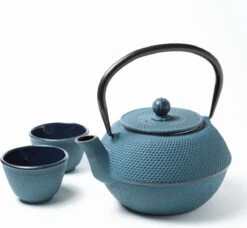 Tealøv THEE SET 1,1 LITER GIETIJZER | COMPLETE SET IN GESCHENKDOOS | Gietijzeren Theepot Met Roestvrijstalen Zeef, Gietijzeren Theekopjes En Onderzetter | In Authentiek Japanse Stijl | Arare Blauw 16 Tealøv THEE SET 1,1 LITER GIETIJZER | COMPLETE SET IN GESCHENKDOOS | Gietijzeren Theepot Met Roestvrijstalen Zeef, Gietijzeren Theekopjes En Onderzetter | In Authentiek Japanse Stijl | Arare Blauw -Skimask 1200x1108 5