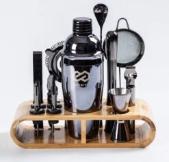 Infinity Goods Cocktailset - 15 Delige Zwarte Cocktail Shaker Set - Luxe Cadeauverpakking - Inclusief Recepten - Zwart 12 Infinity Goods Cocktailset - 15 Delige Zwarte Cocktail Shaker Set - Luxe Cadeauverpakking - Inclusief Recepten - Zwart -Skimask 1200x1150 8