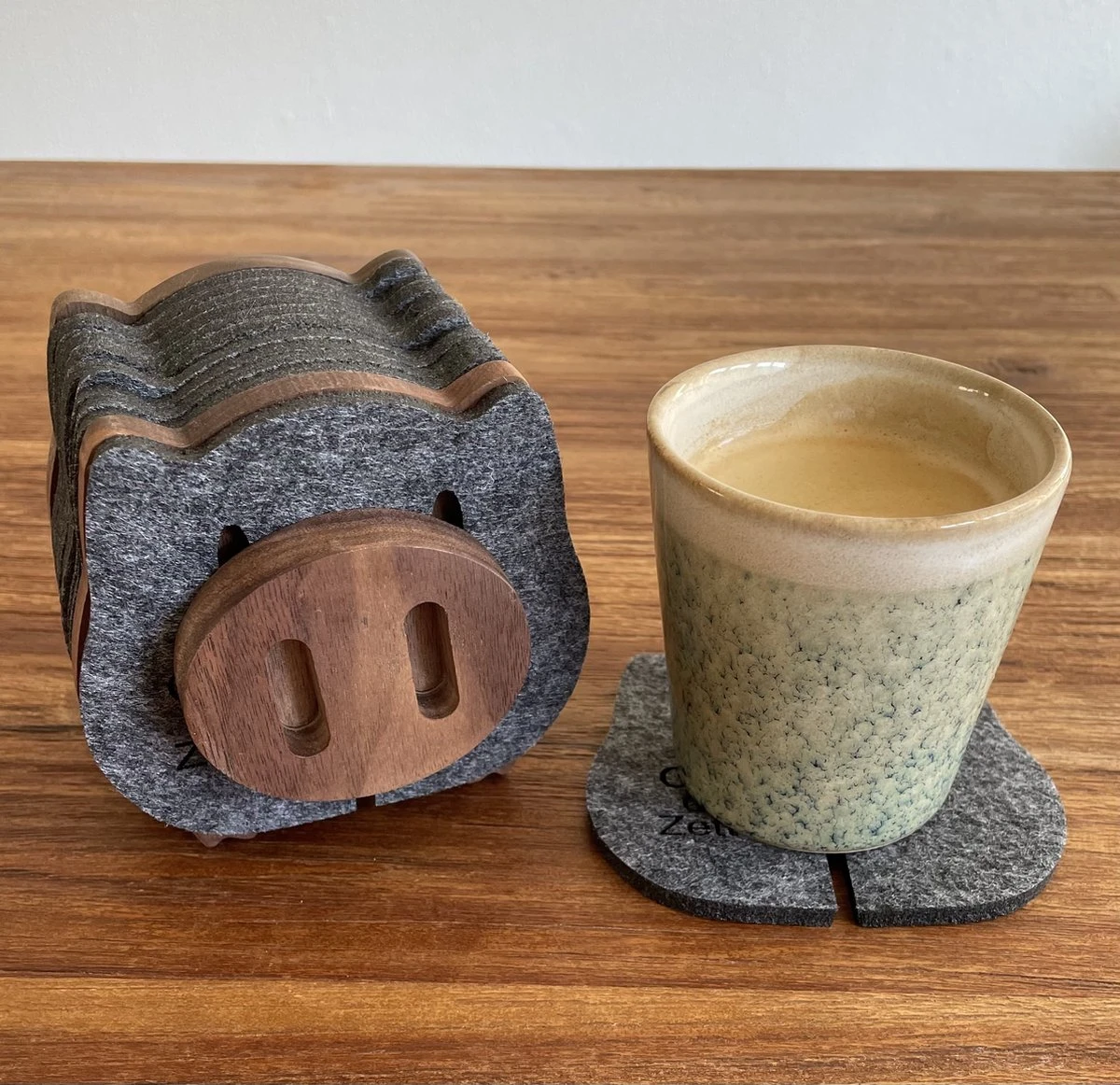 O.N. Der Zetter - Onderzetters Voor Glazen - Houten Varken Met 12 Vilten Onderzetters - Met Houder - Grijs - Bruin - Hout - Hittebestendig - Decoratie - Housewarming - Coasters - Afscheid - Verjaardag - Kado - Man Vrouw Geschenk Cadeau Pasen 20 Euro 4 O.N. Der Zetter - Onderzetters Voor Glazen - Houten Varken Met 12 Vilten Onderzetters - Met Houder - Grijs - Bruin - Hout - Hittebestendig - Decoratie - Housewarming - Coasters - Afscheid - Verjaardag - Kado - Man Vrouw Geschenk Cadeau Pasen 20 Euro - Afbeelding 2