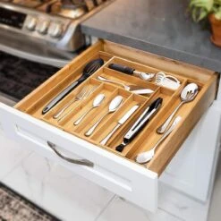 ACAZA Uitschuifbare Bestekbak In Bamboe Hout, Besteklade Met 7 Tot 9 Vakken, Ladeverdeler, Opbergbak, Bestekcassette, Verstelbaar -Skimask 1200x1200 1102