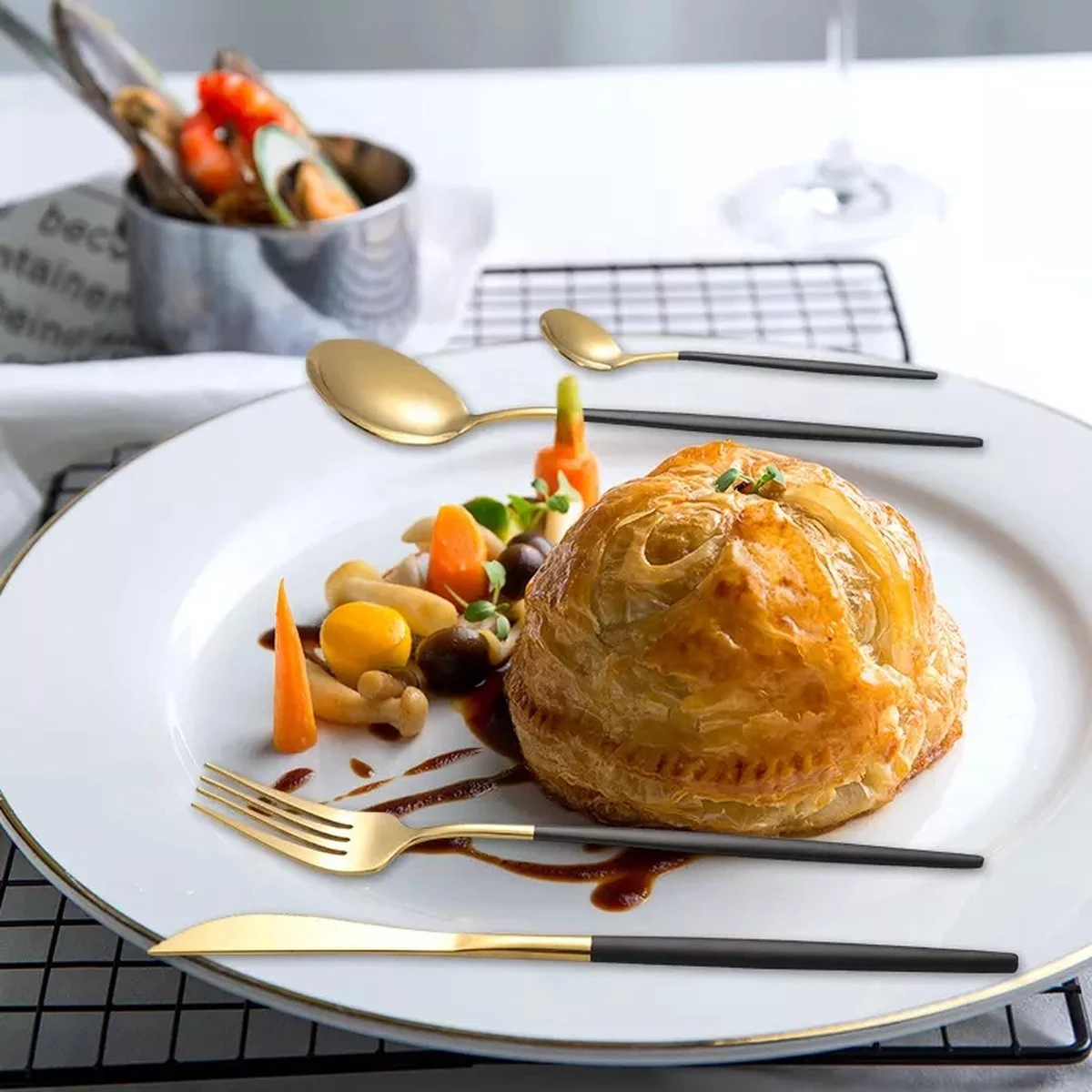 Timmers Trading Bestekset 6 Persoons - Gouden Bestek - Bestekset Goud 24 Delig - Vaatwasserbestendig 5 Timmers Trading Bestekset 6 Persoons - Gouden Bestek - Bestekset Goud 24 Delig - Vaatwasserbestendig - Afbeelding 3