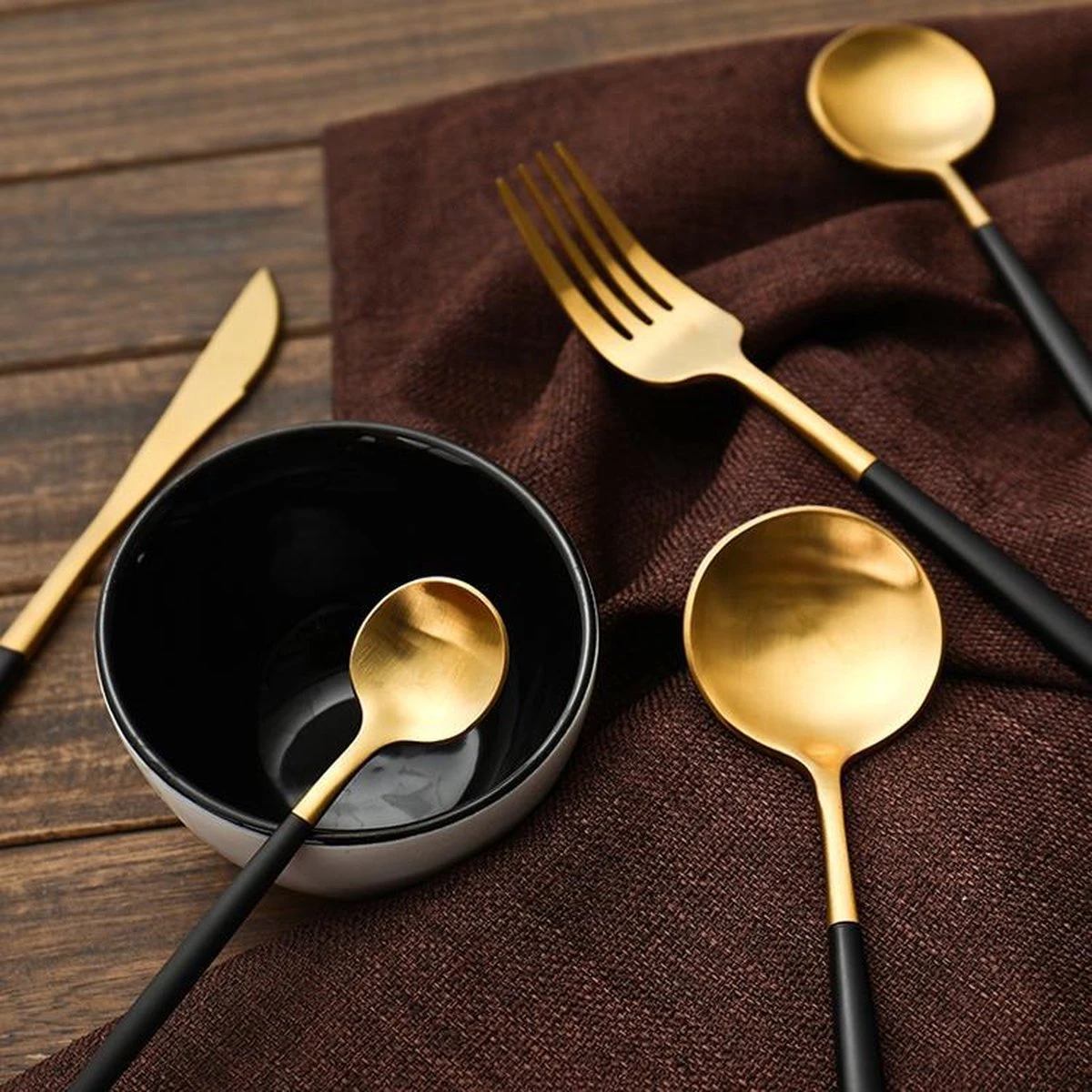 Timmers Trading Bestekset 6 Persoons - Gouden Bestek - Bestekset Goud 24 Delig - Vaatwasserbestendig 10 Timmers Trading Bestekset 6 Persoons - Gouden Bestek - Bestekset Goud 24 Delig - Vaatwasserbestendig - Afbeelding 8