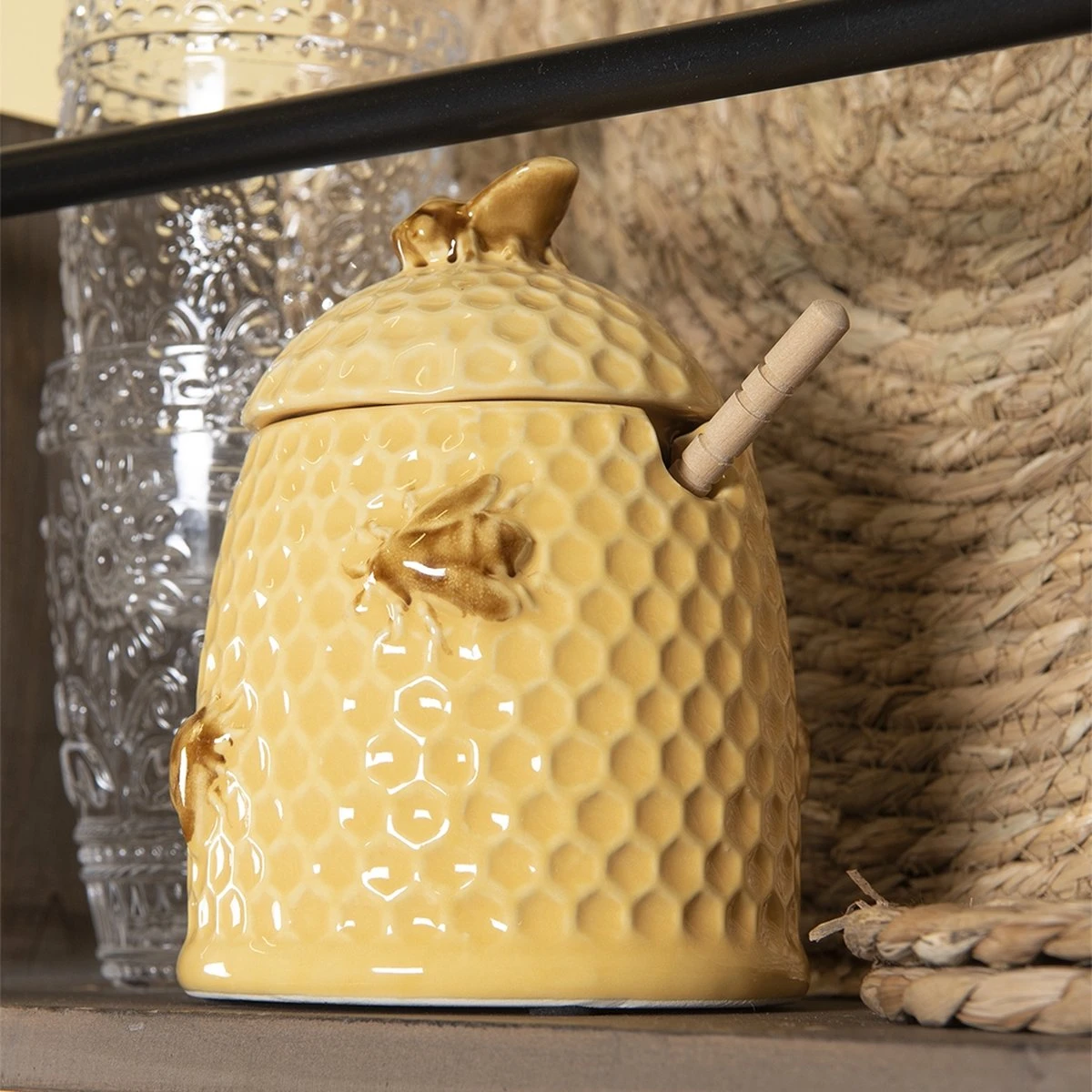 Clayre & Eef Honingpot Met Lepel Ø 11x14 Cm Geel Keramiek Rond Bijen Voorraadpot Deksel Bewaarpot Opbergpot 6 Clayre & Eef Honingpot Met Lepel Ø 11x14 Cm Geel Keramiek Rond Bijen Voorraadpot Deksel Bewaarpot Opbergpot - Afbeelding 4