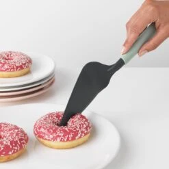 Brabantia Tasty+ Taartschep Plus Snijrand - Jade Green -Skimask 1200x1200 1445