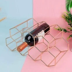 Wijnrek Hexagon 9 Flessen | Flessenrek | Wijn Accessoires | Wijnkast | Wijnrek Metaal | Wijnrekken | Wijnfleshouder | Wijnhouder | Rosé Goud 31 Wijnrek Hexagon 9 Flessen | Flessenrek | Wijn Accessoires | Wijnkast | Wijnrek Metaal | Wijnrekken | Wijnfleshouder | Wijnhouder | Rosé Goud -Skimask 1200x1200 1555