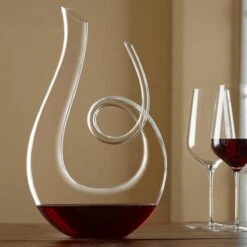 Luxwine - Decanteer Karaf Wijn - Wijnkaraf - 1.4L - Luxe Karaf Met Extra Krul - Decanter - Decanteer Karaf - Wijnkaraf - Wijn Decanteerder - Wijn Accessoires - U-vorm - Kristal Glas- Kerstcadeau -Skimask 1200x1200 1600
