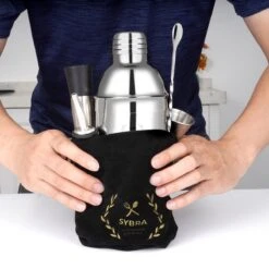 Sybra Cocktail Shaker Set - 6 Delig - Cocktail Shaker 750ML - Cocktail Boek - Roestvrijstaal - Geschenkverpakking - Opbergzakje -Skimask 1200x1200 1758