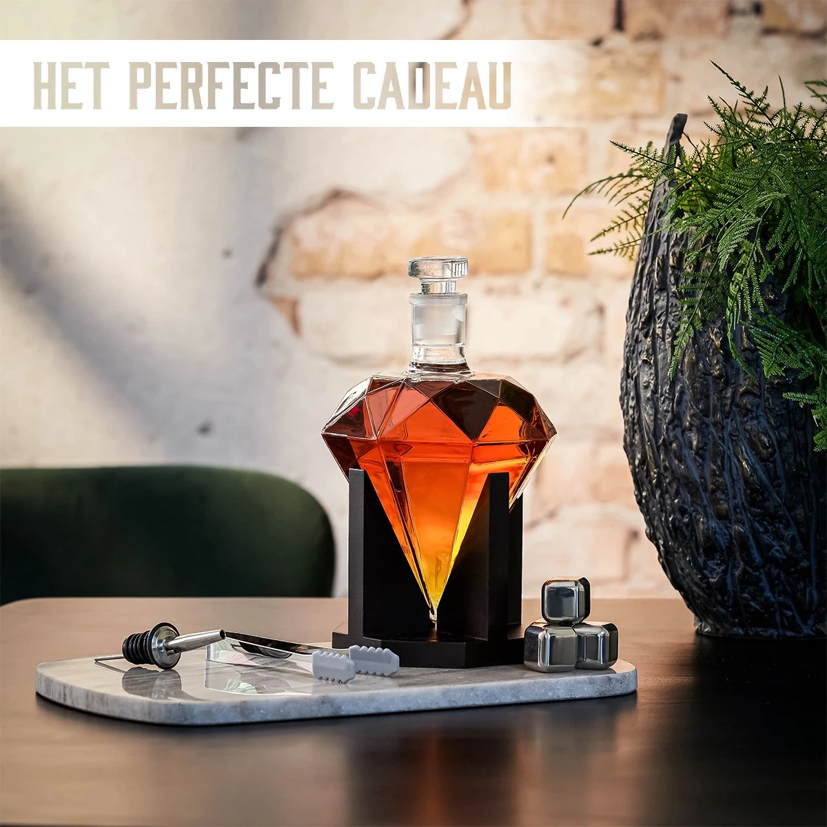 Whisiskey Whiskey Karaf - Diamant- Luxe Whisky Karaf Set - 0,9 L - Decanteer Karaf - Whiskey Set - Incl. 4 Whiskey Stones & Schenktuit - Peaky Blinders - Cadeau Voor Man & Vrouw 4 Whisiskey Whiskey Karaf - Diamant- Luxe Whisky Karaf Set - 0,9 L - Decanteer Karaf - Whiskey Set - Incl. 4 Whiskey Stones & Schenktuit - Peaky Blinders - Cadeau Voor Man & Vrouw - Afbeelding 2