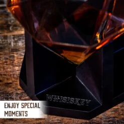 Whisiskey Whiskey Karaf - Diamant- Luxe Whisky Karaf Set - 0,9 L - Decanteer Karaf - Whiskey Set - Incl. 4 Whiskey Stones & Schenktuit - Peaky Blinders - Cadeau Voor Man & Vrouw 11 Whisiskey Whiskey Karaf - Diamant- Luxe Whisky Karaf Set - 0,9 L - Decanteer Karaf - Whiskey Set - Incl. 4 Whiskey Stones & Schenktuit - Peaky Blinders - Cadeau Voor Man & Vrouw -Skimask 1200x1200 1802