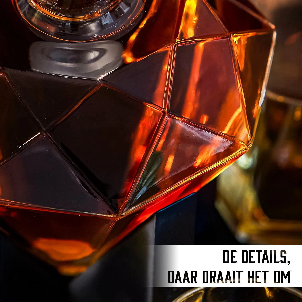 Whisiskey Whiskey Karaf - Diamant- Luxe Whisky Karaf Set - 0,9 L - Decanteer Karaf - Whiskey Set - Incl. 4 Whiskey Stones & Schenktuit - Peaky Blinders - Cadeau Voor Man & Vrouw 7 Whisiskey Whiskey Karaf - Diamant- Luxe Whisky Karaf Set - 0,9 L - Decanteer Karaf - Whiskey Set - Incl. 4 Whiskey Stones & Schenktuit - Peaky Blinders - Cadeau Voor Man & Vrouw - Afbeelding 5