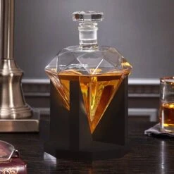 MikaMax Whiskey Karaf Diamant - Whiskey Decanter - Optimaal Behoudt Van Whiskey Smaak - Inclusief Eiken Voet, Ijstang, Trechter, Fluwelen Zakje Met 9 Whisky Stenen - 850ml -Skimask 1200x1200 1808
