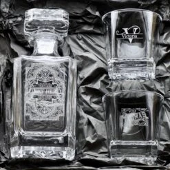 Personaliseerbare Whiskey Karaf Met 2 Glazen In Geschenkdoos - Decanteerkaraf Van 750ml 15 Personaliseerbare Whiskey Karaf Met 2 Glazen In Geschenkdoos - Decanteerkaraf Van 750ml -Skimask 1200x1200 1849