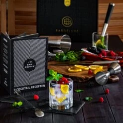 Cocktail Set Van BarDeluxe® - 3-Delig - 750ml Cocktail Shaker - Jigger / Maatbeker - Cocktail Stamper - Inclusief Nederlandstalig Receptenboek + Bewaarhoes - Zilver -Skimask 1200x1200 1969