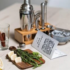 Cocktail Set Met Bamboe Standaard - BarDeluxe® - 13-Delige Cocktailset - Inclusief Receptenboek & WhiskeyStones - Inclusief Luxe Cadeauverpakking -Skimask 1200x1200 1971