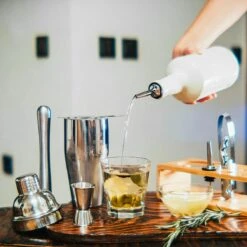 Cocktail Set Met Bamboe Standaard - BarDeluxe® - 13-Delige Cocktailset - Inclusief Receptenboek & WhiskeyStones - Inclusief Luxe Cadeauverpakking -Skimask 1200x1200 1972