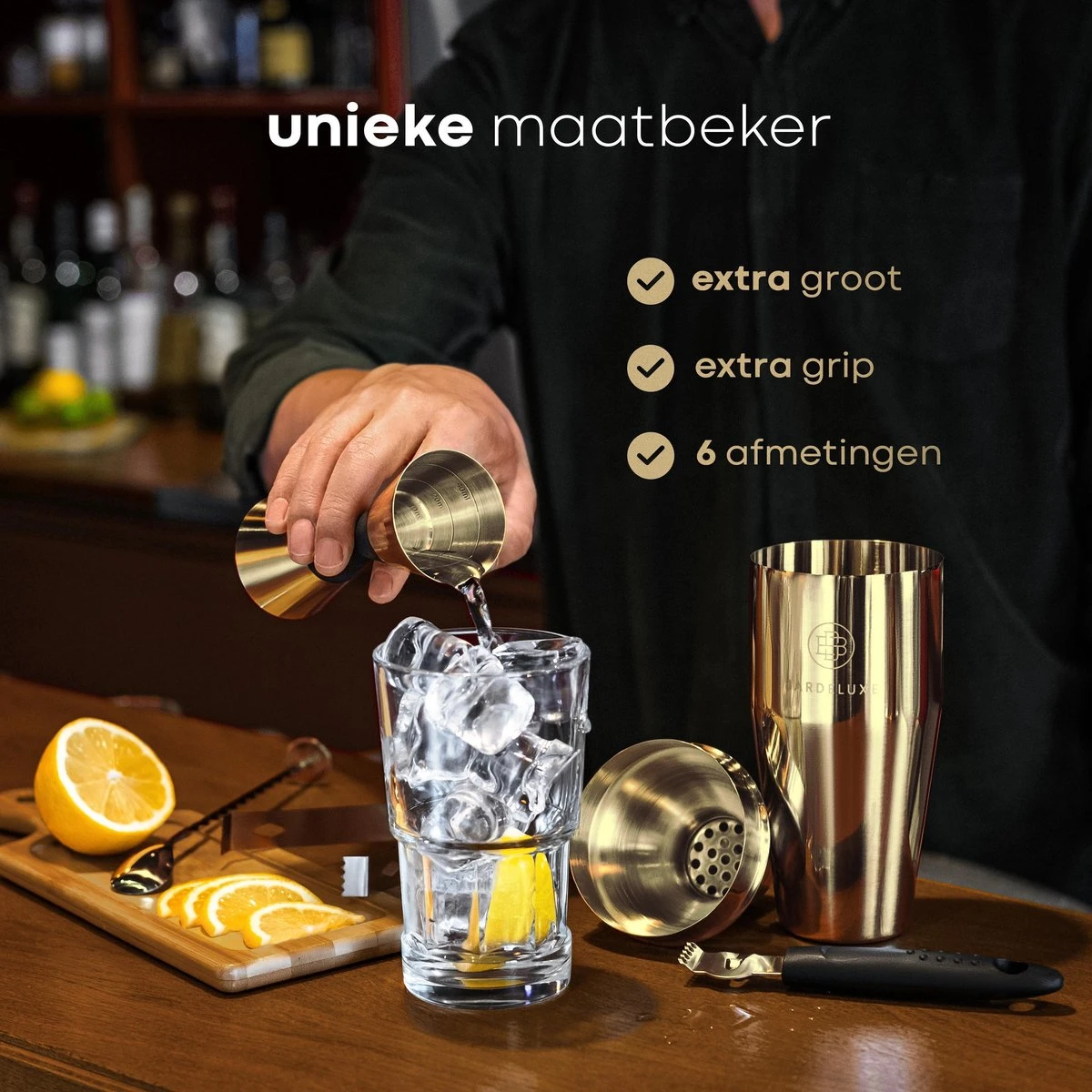 Cocktail Set Van BarDeluxe® - 3-Delig - 750ml Cocktail Shaker - Jigger / Maatbeker - Cocktail Stamper - Inclusief Nederlandstalig Receptenboek + Bewaarhoes - Goud 6 Cocktail Set Van BarDeluxe® - 3-Delig - 750ml Cocktail Shaker - Jigger / Maatbeker - Cocktail Stamper - Inclusief Nederlandstalig Receptenboek + Bewaarhoes - Goud - Afbeelding 4
