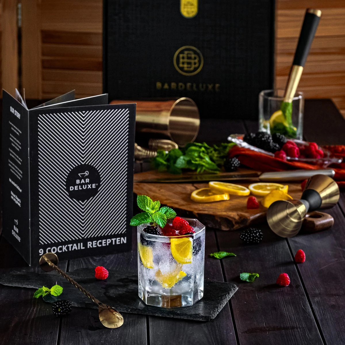 Cocktail Set Van BarDeluxe® - 3-Delig - 750ml Cocktail Shaker - Jigger / Maatbeker - Cocktail Stamper - Inclusief Nederlandstalig Receptenboek + Bewaarhoes - Goud 9 Cocktail Set Van BarDeluxe® - 3-Delig - 750ml Cocktail Shaker - Jigger / Maatbeker - Cocktail Stamper - Inclusief Nederlandstalig Receptenboek + Bewaarhoes - Goud - Afbeelding 7