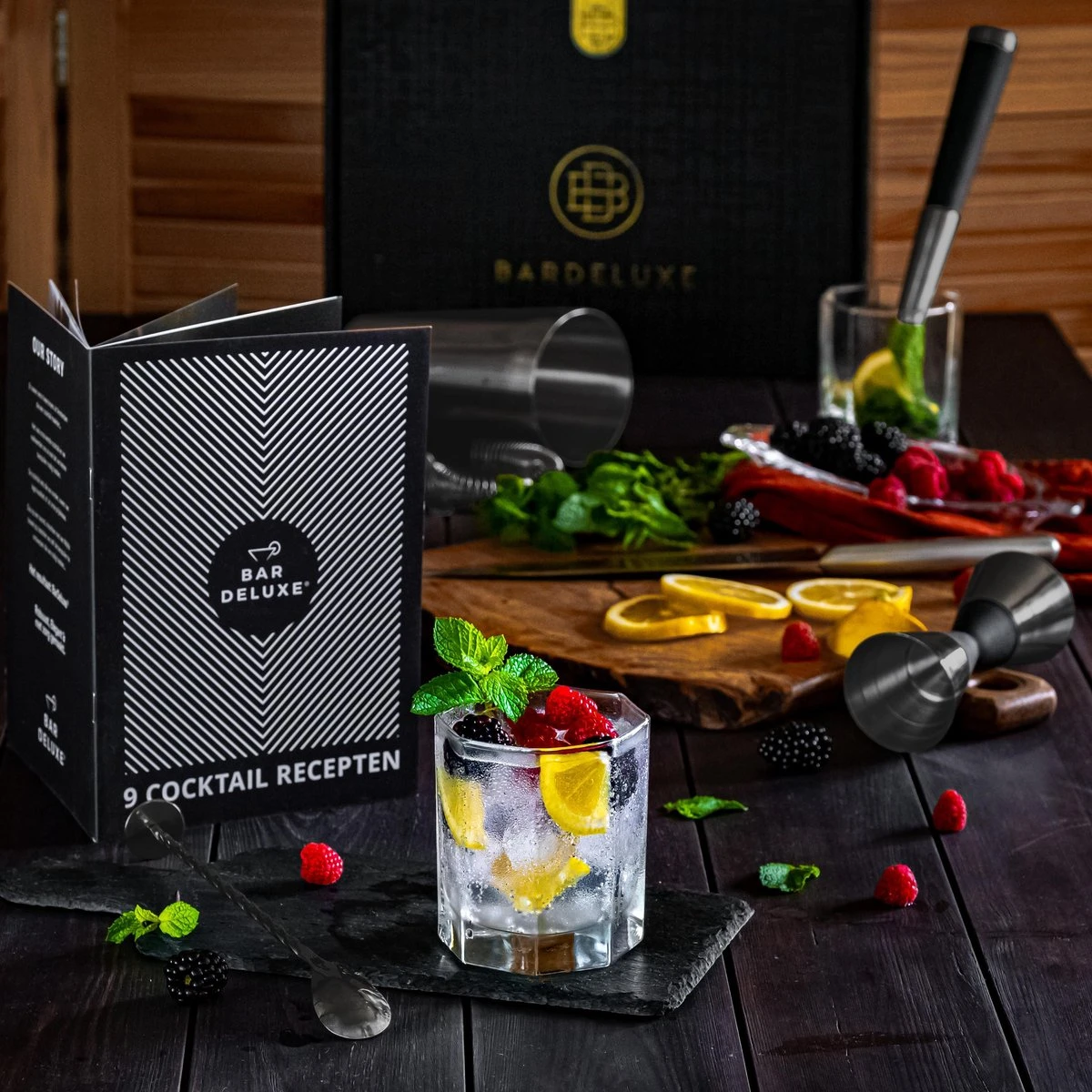 Cocktail Set Van BarDeluxe® - 3-Delig - 750ml Cocktail Shaker - Jigger / Maatbeker - Cocktail Stamper - Inclusief Nederlandstalig Receptenboek + Bewaarhoes - Metaal Zwart 9 Cocktail Set Van BarDeluxe® - 3-Delig - 750ml Cocktail Shaker - Jigger / Maatbeker - Cocktail Stamper - Inclusief Nederlandstalig Receptenboek + Bewaarhoes - Metaal Zwart - Afbeelding 7