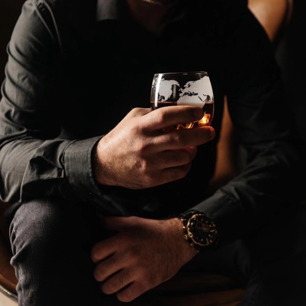 MikaMax Globe Whiskey Decanter – Standaard Versie – Whiskey Set – Complete Set – Whiskey Karaf – Incl. 2 Whiskey Glazen En Whiskey Stones – 900 ML 5 MikaMax Globe Whiskey Decanter – Standaard Versie – Whiskey Set – Complete Set – Whiskey Karaf – Incl. 2 Whiskey Glazen En Whiskey Stones – 900 ML - Afbeelding 3