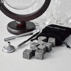 MikaMax Globe Whiskey Decanter – Standaard Versie – Whiskey Set – Complete Set – Whiskey Karaf – Incl. 2 Whiskey Glazen En Whiskey Stones – 900 ML 24 MikaMax Globe Whiskey Decanter – Standaard Versie – Whiskey Set – Complete Set – Whiskey Karaf – Incl. 2 Whiskey Glazen En Whiskey Stones – 900 ML -Skimask 1200x1200 2243