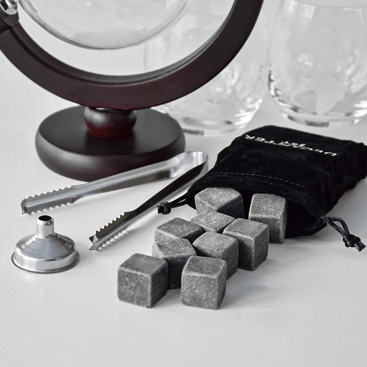 MikaMax Globe Whiskey Decanter – Standaard Versie – Whiskey Set – Complete Set – Whiskey Karaf – Incl. 2 Whiskey Glazen En Whiskey Stones – 900 ML 11 MikaMax Globe Whiskey Decanter – Standaard Versie – Whiskey Set – Complete Set – Whiskey Karaf – Incl. 2 Whiskey Glazen En Whiskey Stones – 900 ML - Afbeelding 9