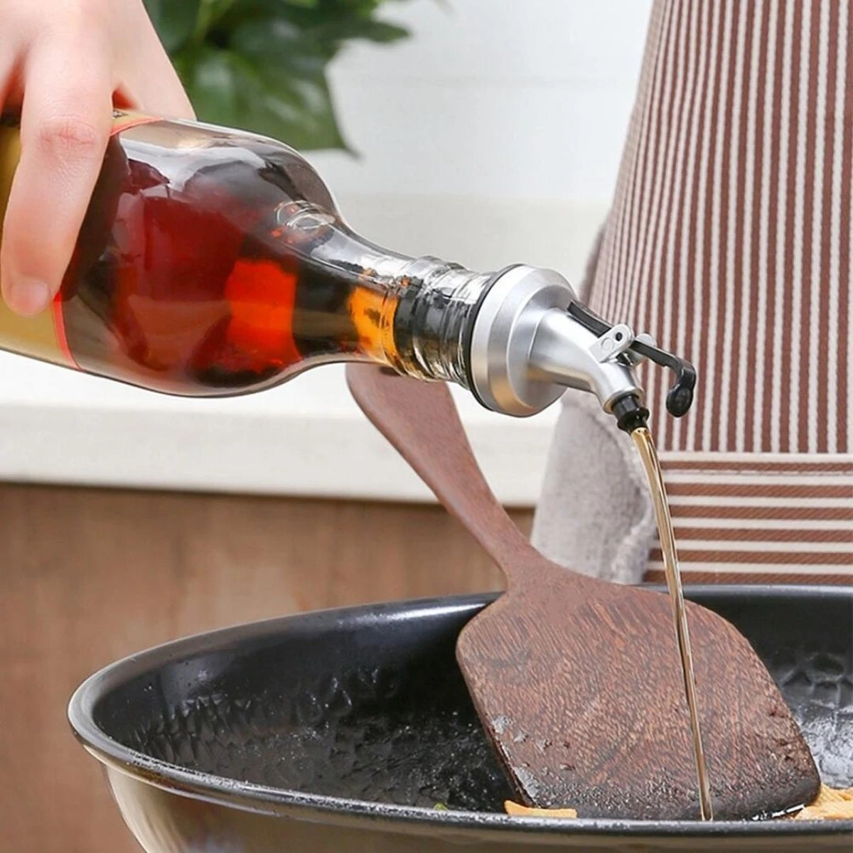 Binnenshuis - Olijfolie Schenktuit - Schenkdop Voor Wijn, Fles Of Cocktail - Kunststof Dop - 1 Stuk - Universeel - Rubberen Afsluitring - Olie Schenker - Bar Accessoires - Schenker 9 Binnenshuis - Olijfolie Schenktuit - Schenkdop Voor Wijn, Fles Of Cocktail - Kunststof Dop - 1 Stuk - Universeel - Rubberen Afsluitring - Olie Schenker - Bar Accessoires - Schenker - Afbeelding 7