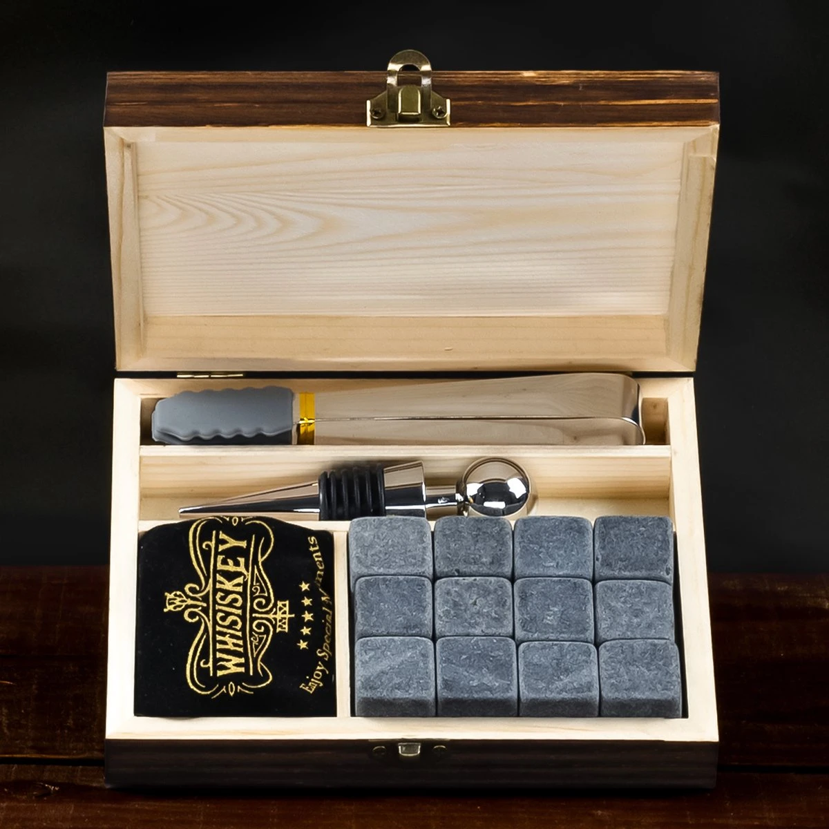 Whisiskey Luxe Whiskey Stones Set - 12 Stuks - Fluwelen Opbergzak - Flessenstopper - IJstang - Herbruikbare IJsblokjes - Natuursteen Whiskey Stenen Voor Glazen - Accessoires - IJklontjes Steen - Drank Koeler - Cadeau Voor Man 4 Whisiskey Luxe Whiskey Stones Set - 12 Stuks - Fluwelen Opbergzak - Flessenstopper - IJstang - Herbruikbare IJsblokjes - Natuursteen Whiskey Stenen Voor Glazen - Accessoires - IJklontjes Steen - Drank Koeler - Cadeau Voor Man - Afbeelding 2