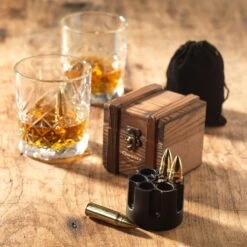Whiskey Stones Set BULLETS – Kogel Whisky Stenen - Luxe Cadeau Set Man Vrouw - Valentijn - Herbruikbare Ijsblokjes – Goud Qwality -Skimask 1200x1200 2539