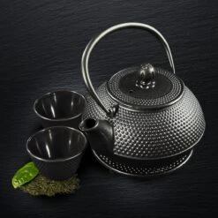SakuraTea - Theepot Set - 4-delig - Gietijzer - Zwart - 0.8L - 2 Kopjes (100ml) 11 SakuraTea - Theepot Set - 4-delig - Gietijzer - Zwart - 0.8L - 2 Kopjes (100ml) -Skimask 1200x1200 2628