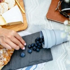 STOJO - Opvouwbare Beker - To Go - Grijs - 237ml - Herbruikbaar 13 STOJO - Opvouwbare Beker - To Go - Grijs - 237ml - Herbruikbaar -Skimask 1200x1200 2905