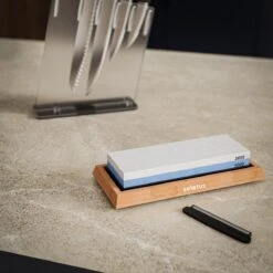 Selotus® Slijpsteen 1000/3000 - Messenslijper - Wetsteen Met Anti-slip + Bamboeblok – Aanzetstaal – Messenslijpers – Messenblok Slijper