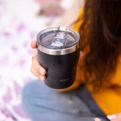 FLASKE Koffiebeker Coffee Cup - Night - 250ml - RVS Koffiebeker To Go Van 250ML 12 FLASKE Koffiebeker Coffee Cup - Night - 250ml - RVS Koffiebeker To Go Van 250ML -Skimask 1200x1200 3001