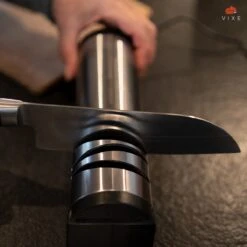 Elektrische Messenslijper Voor Messen En Scharen - Grof En Fijn Slijpen - Geschikt Voor Alle Messen - Anti Slip - Zilver -Skimask 1200x1200 303