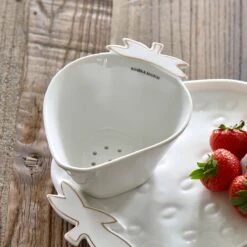 Riviera Maison Fruitvergiet, Aardbeien Zeef - Tasty Strawberry Colander - Wit / Goud - Porselein - 1 Stuk -Skimask 1200x1200 3229