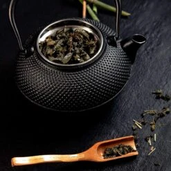 Lumaland - Thee Set - Theeservies - 1x Gietijzeren Theepot (1,4L), 1x Bamboe Doseerlepel, 1x Edelstalen Zeef -Skimask 1200x1200 3429