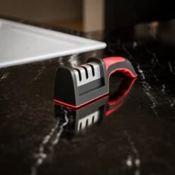 Selotus® - Messenslijper Compact – Extra Scherp - 3 Standen - Zwart - Antislip - Scharenslijper - Messen Slijper - Knife Sharpener - Aanzetstaal -Skimask 1200x1200 350